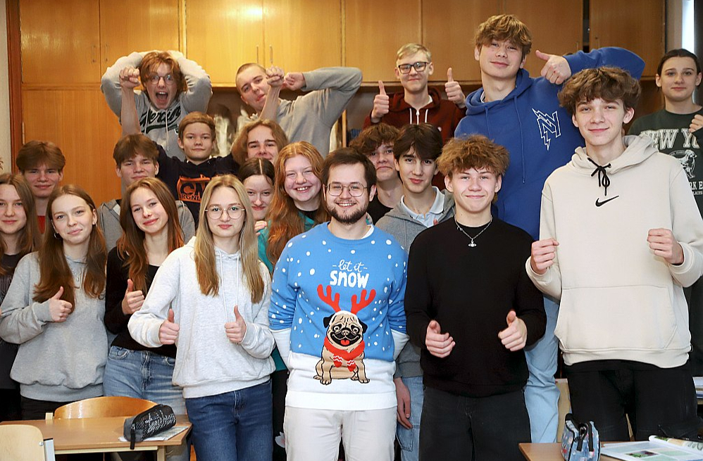 "Es neteiktu, ka manas attiecības ar skolēniem ir pārāk čomiskas. Taču jaunieši jūtas saprasti, ja sarunājos ar viņiem viņu valodā. Vienlaikus jūtu skolēnu cieņu," saka Rīgas Juglas vidusskolas skolotājs Georgs Gibala (centrā).