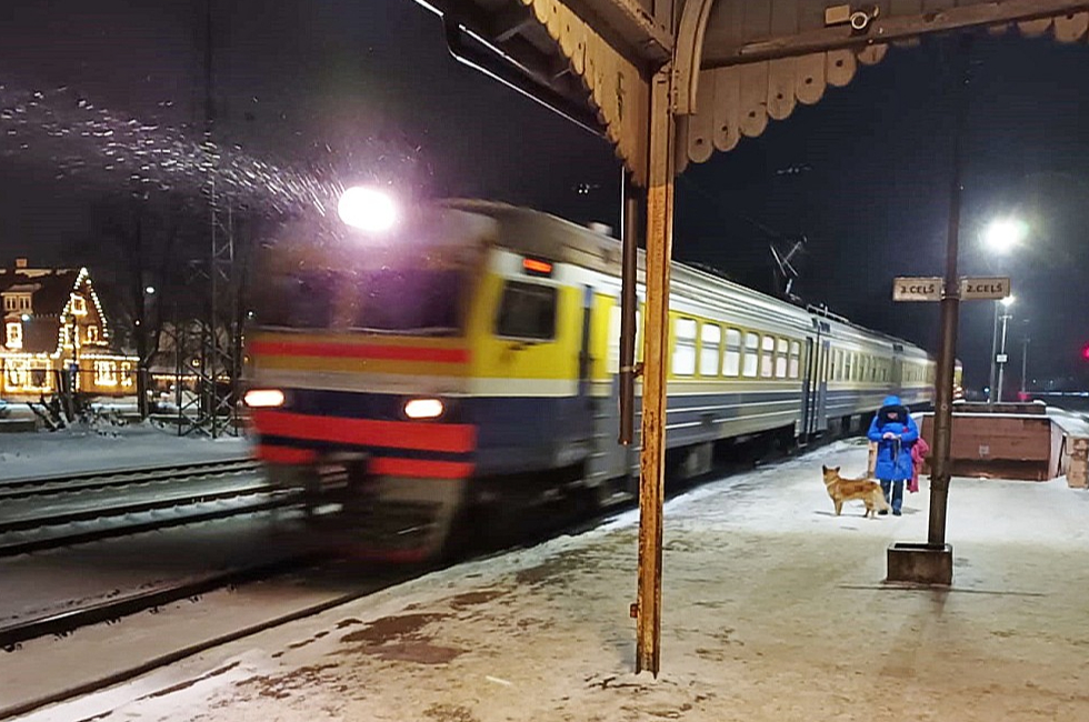 Kamēr jaunajiem vilcieniem "bērnu niķi un slimības", Dzelzceļa muzeja cienīgie eksponāti Latvijā kust un kalpo. "RVR" elektrovilciens pirmdienas aukstajā vakarā Ogres stacijā.