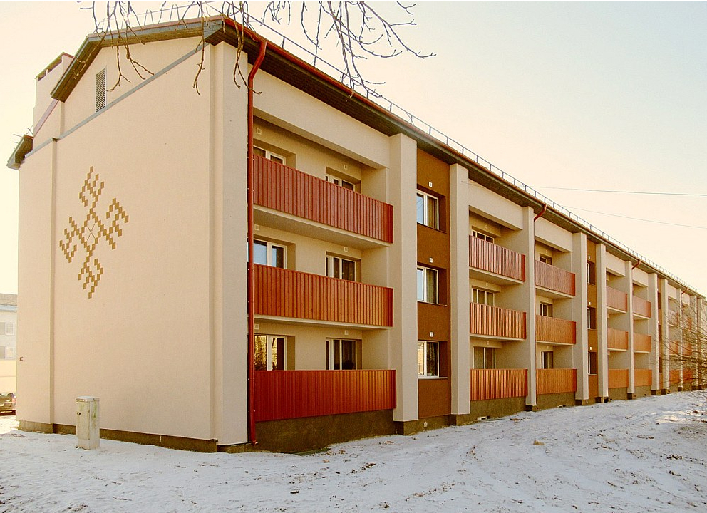 Pūrē daudzdzīvokļu ēka "Pūre 22", kas pirmreizējā ekspluatācijā bijusi nodota 1974. gadā, tagad, pēc renovācijas, ieguvusi individuālu atpazīšanas zīmi – saules ratu.