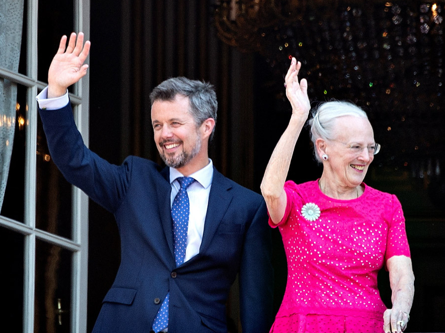 Dānijas karaliene Margrēte II un kroņprincis Frederiks 2018. gadā, svinot Frederika 50 gadu jubileju. Tagad karaliene ir nolēmusi, ka Frederiks ir gatavs pārņemt viņas pienākumus un kļūt par jauno Dānijas valdnieku.