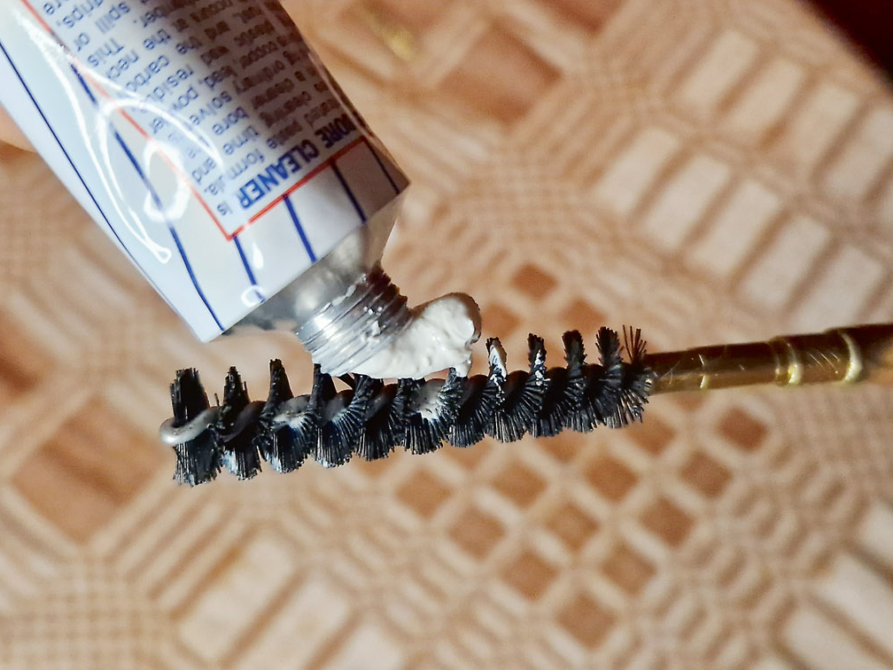 Uzklājam pastu uz birstītes.