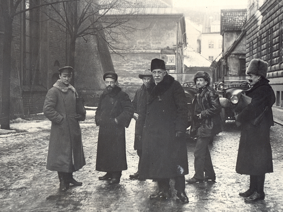 Padomju Latvijas valdības locekļi. Centrā – Pēteris Stučka. Rīga (pie tag. Saeimas ēkas), 1919. gada janvāris.