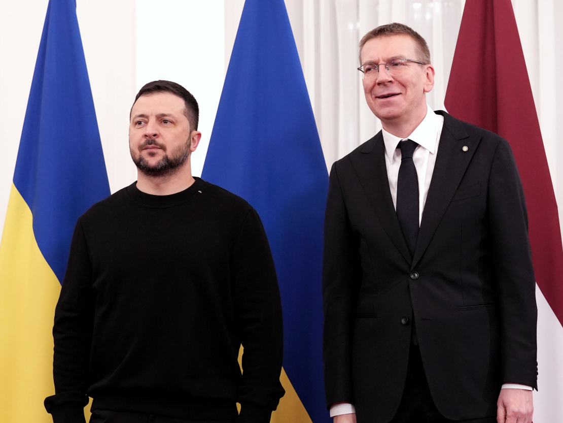Latvijas Valsts prezidents Edgars Rinkēvičs (no labās) un Ukrainas prezidents Volodimirs Zelenskis tikšanās laikā Rīgas pilī.