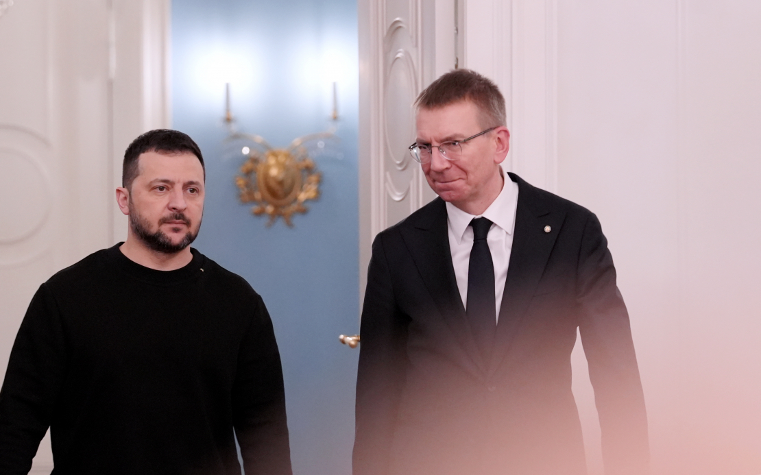 Valsts prezidents Edgars Rinkēvičs (no labās) un Ukrainas prezidents Volodimirs Zelenskis ierodas uz kopīgo preses konferenci pēc tikšanās Rīgas pilī.