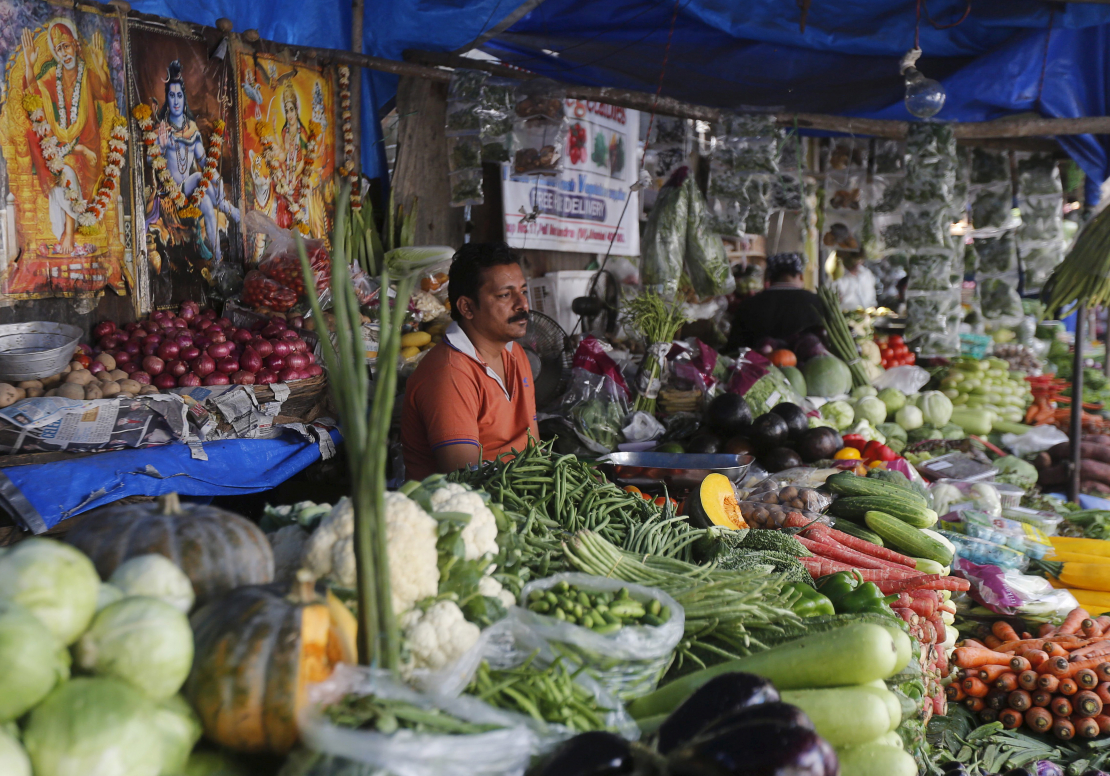 Augļu un dārzeņu tirgonis Indijā, Mumbajā. 