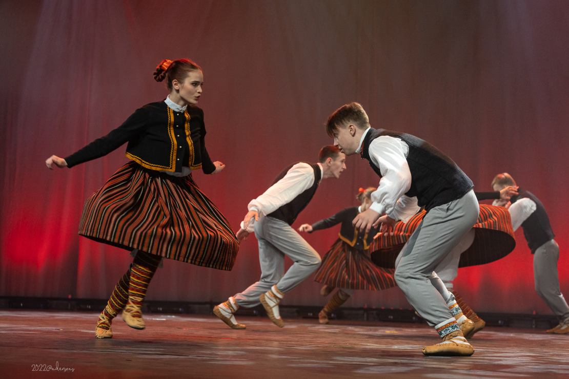Latviešu skatuviskās dejas koncerts "Soļi rakstos".