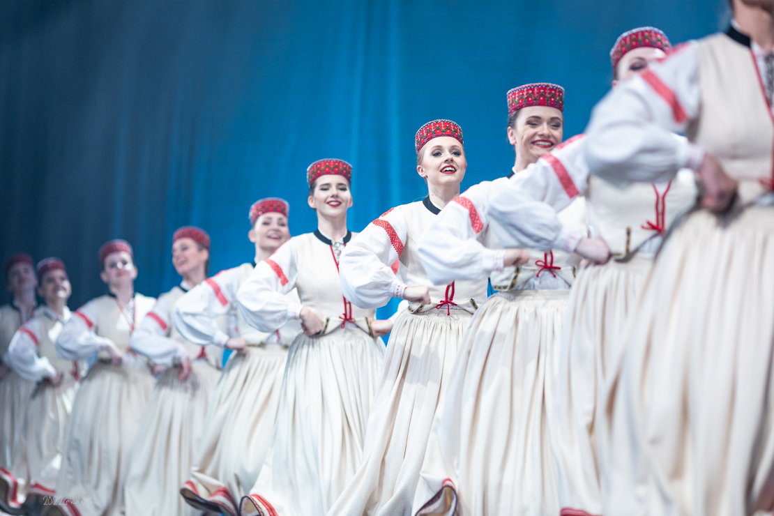 Latviešu skatuviskās dejas koncerts "Soļi rakstos".