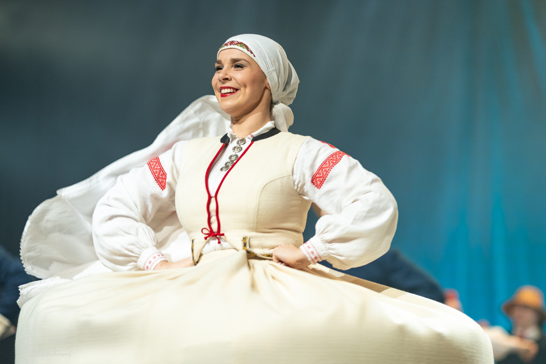 Latviešu skatuviskās dejas koncerts "Soļi rakstos".