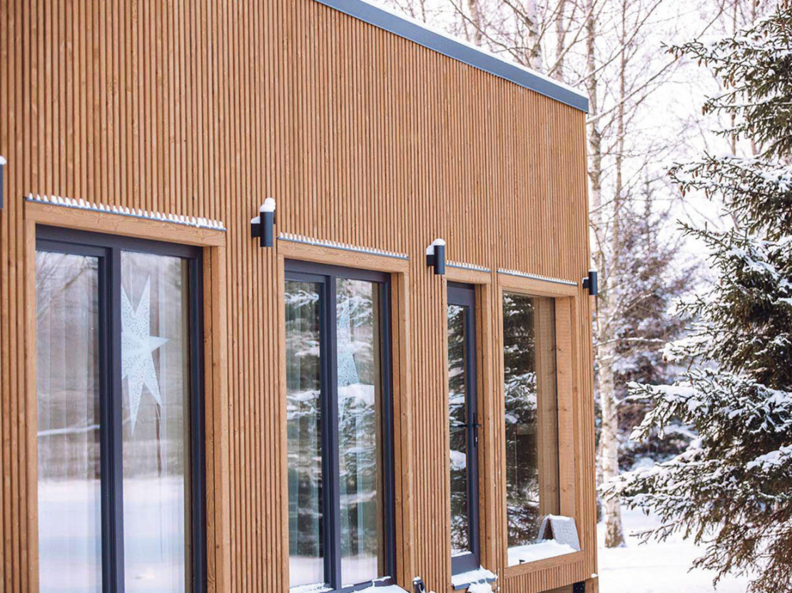 Ja moduļu mājā dzīvo visu gadu, jāizvēlas 200 mm biezas sienas, lai ziemā būtu silti. 
