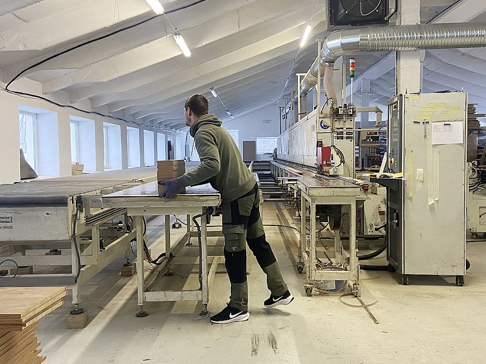 Masīvkoka mēbeļu ražošanas process ražotnē.