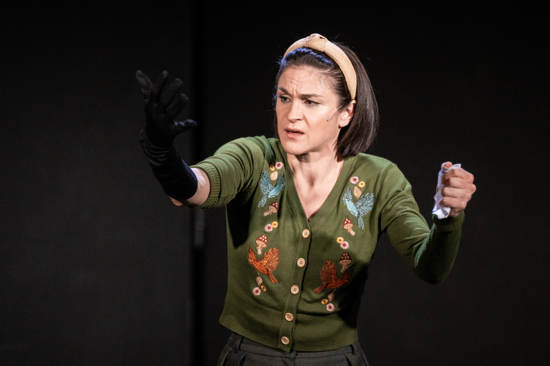 Ilze Ķuzule-Skrastiņa monoizrādē "Visas viņas".