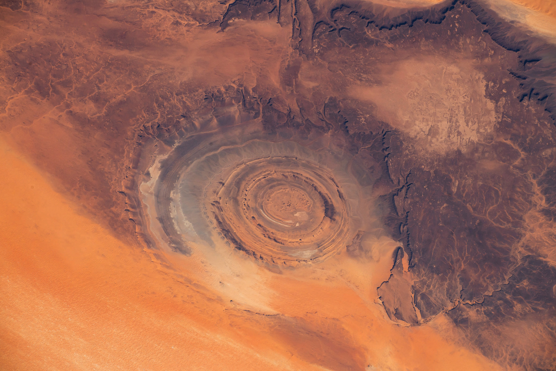 5. Sahāras tuksneša rietumos, Mauritānijas daļā, atrodas ģeoloģiskais objekts, ko dēvē par Zemes aci jeb “Sahāras aci”.