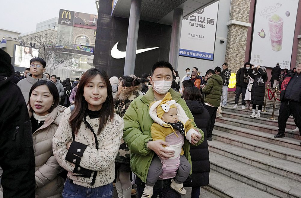 Ķīnas dzimstības līmenis pērn samazinājās.