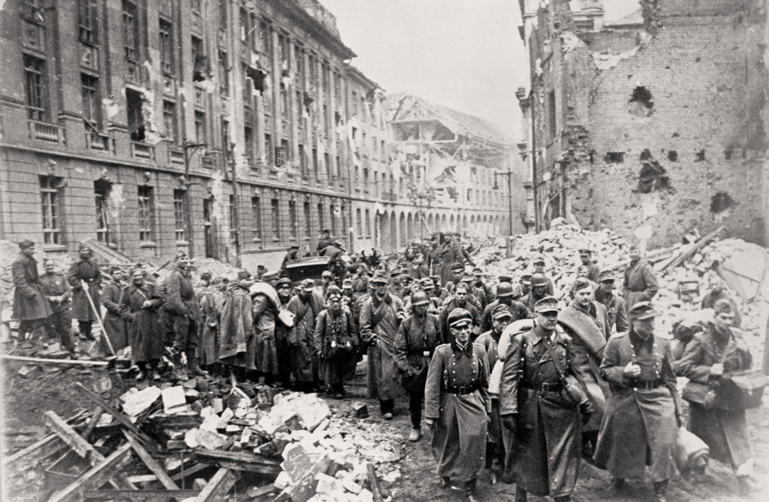 Berlīne 1945. gada maijs. Sagūstītos vācu armijas kareivjus ved uz padomju nometnēm.