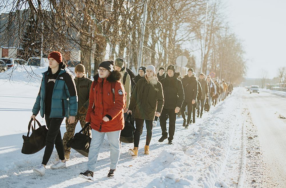 Šonedēļ dienestu uzsāka valsts aizsardzības dienesta otrā iesaukuma karavīri – vairāk nekā 120 Latvijas pilsoņi, kas dienestam pieteikušies brīvprātīgi. Šā gada janvāra iesaukumam būs iespēja pildīt dienestu Nacionālo bruņoto spēku Štāba bataljonā Rīgā, Gaisa spēkos Lielvārdē un Zemessardzes 2. Vidzemes brigādē.