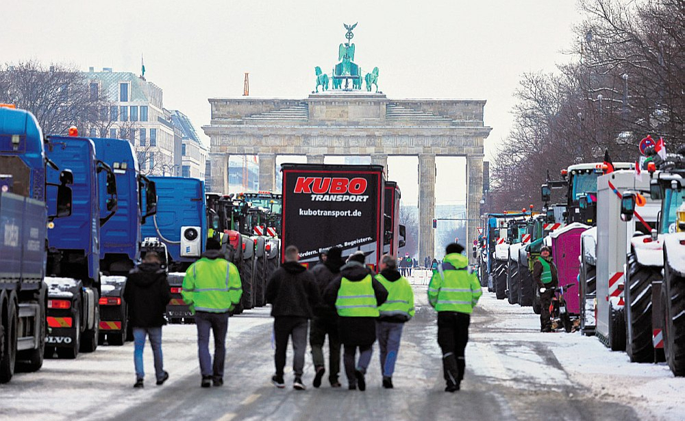 Protestos Berlīnē Vācijas lauksaimniekiem pievienojās arī kravas auto šoferi, kas nav mierā ar autoceļu nodevas palielināšanu.