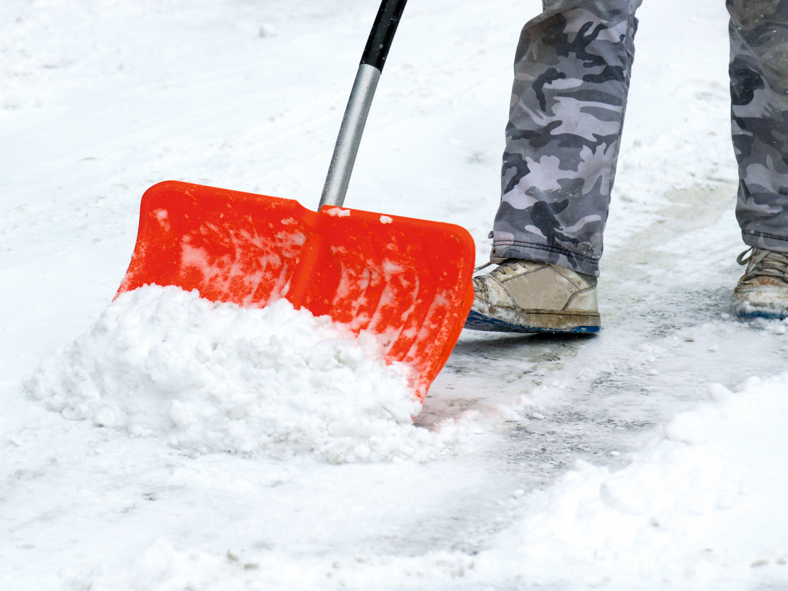 Sniega tīrīšanai jāizvēlas sniega lāpsta ar ergonomisku kātu, lai nesavainotu muguru, cilājot smago sniegu.