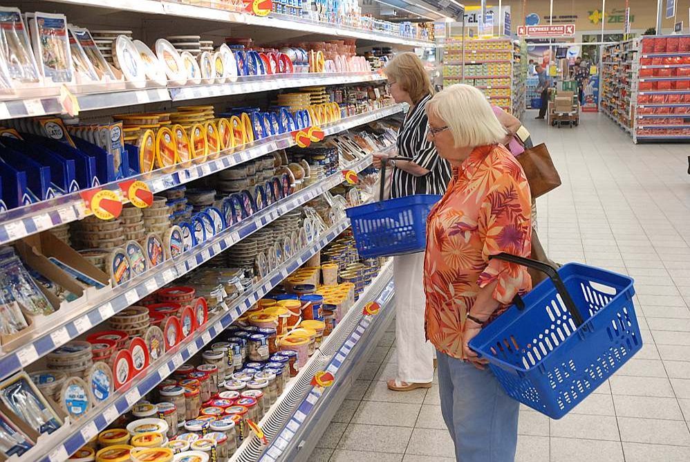 Tikai visneatlaidīgākie pircēji Latvijas pārtikas veikalos spēj noskaidrot, vai konkrētā prece ir Latvijā, Lietuvā, Ukrainā vai Krievijā ražota. Šo problēmu risinātu izcelsmes valstu karodziņi pie pārtikas precēm.