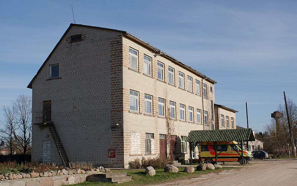 Neatliekamās medicīniskās palīdzības dienesta Tilžas mediķu brigāde, kurā strādā deviņi mediķi un pieci šoferi, ir izvietota bijušās Tilžas vidusskolas pirmajā stāvā.