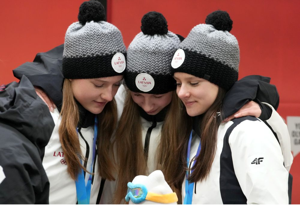Latvijas skeletonistes Laura Lēģere (no labās), Marta Andžāne un Dārta Neimane sieviešu skeletona sacensībās Jaunatnes ziemas Olimpiskajās spēlēs "Gangwon 2024" Dienvidkorejas provincē Kanvondo.