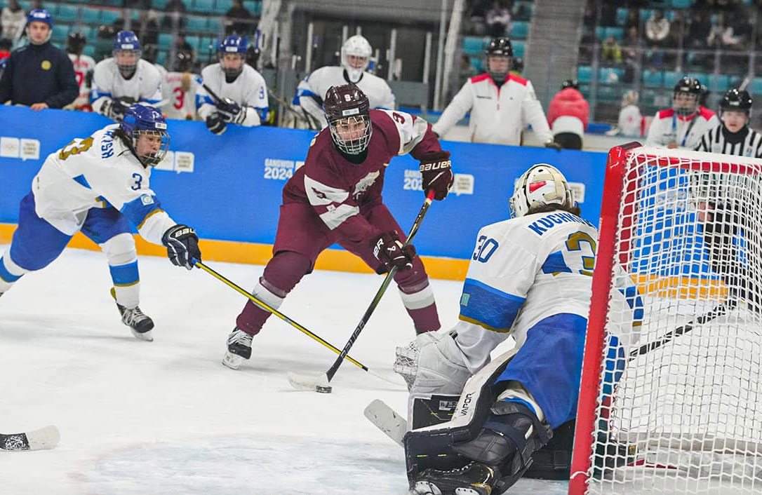 Latvijas U-16 izlase 3x3 hokejā trešdien iekļuva finālā Dienvidkorejā notiekošajās Jaunatnes ziemas olimpiskajās spēlēs. Pusfinālā Latvijas hokejisti ar 19:5 (9:1, 3:2, 7:2) sagrāva Kazahstānas vienaudžus.