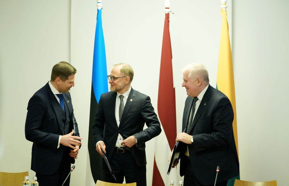 Igaunijas aizsardzības ministrs Hanno Pevkurs (no kreisās), Latvijas aizsardzības ministrs Andris Sprūds un Lietuvas aizsardzības ministrs Arvīds Anušausks piedalās preses konferencē, kurā tika parakstīta vienošanās par Baltijas aizsardzības līnijas izveidi, lai stiprinātu Baltijas valstu un Nato austrumu robežu.