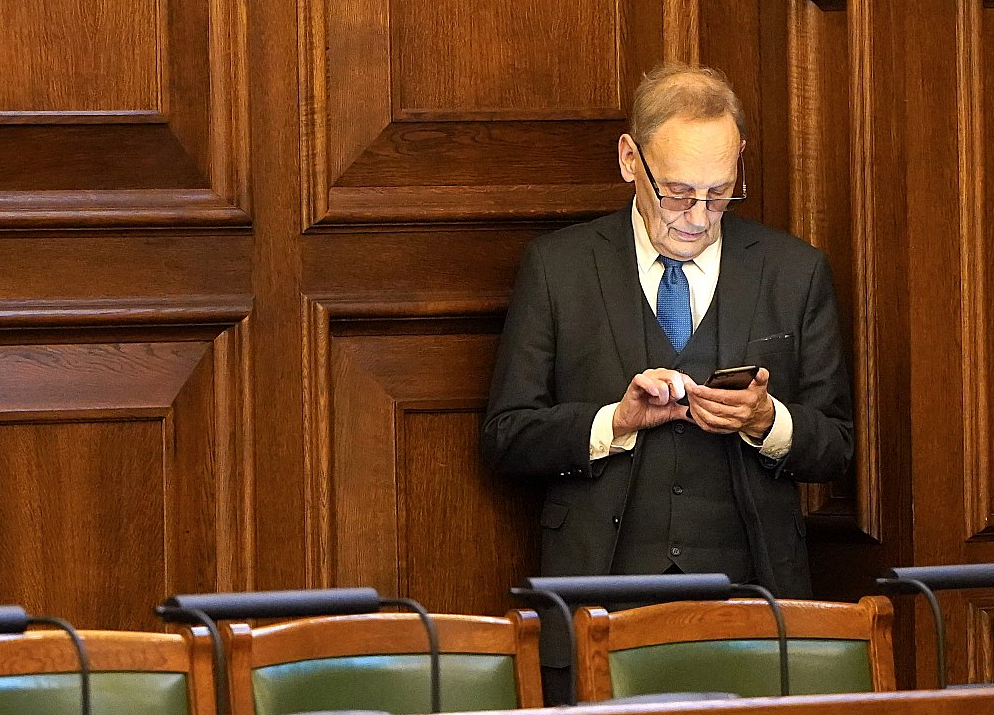 Aleksandrs Kiršteins jau iepriekš demonstrējis uzskatus, kas ne vienmēr sakrita ar Nacionālās apvienības viedokli.
