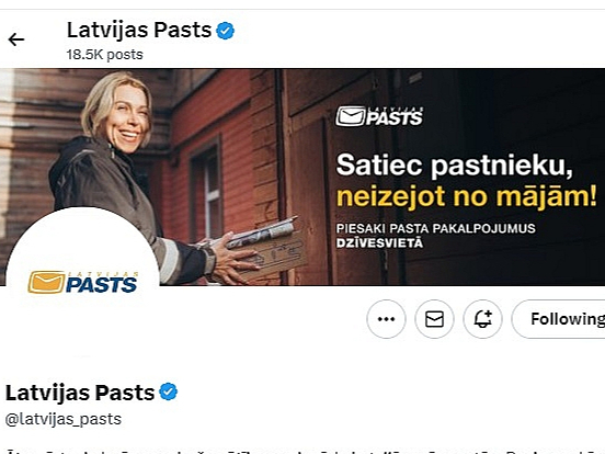 "Latvijas Pasts" daudzviet, arī sociālajos tīklos, reklamē pakalpojumu, kad pastnieku varot uzaicināt uz mājām, un stāsta par pakomātu attīstību.