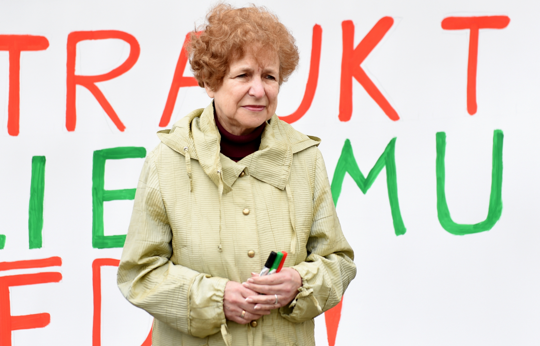 Eiropas Parlamenta deputāte Tatjana Ždanoka piedalās Latvijas Krievu savienības rīkotajā protesta akcijā Rātslaukumā pret aizliegumu rīkot protesta akcijas.