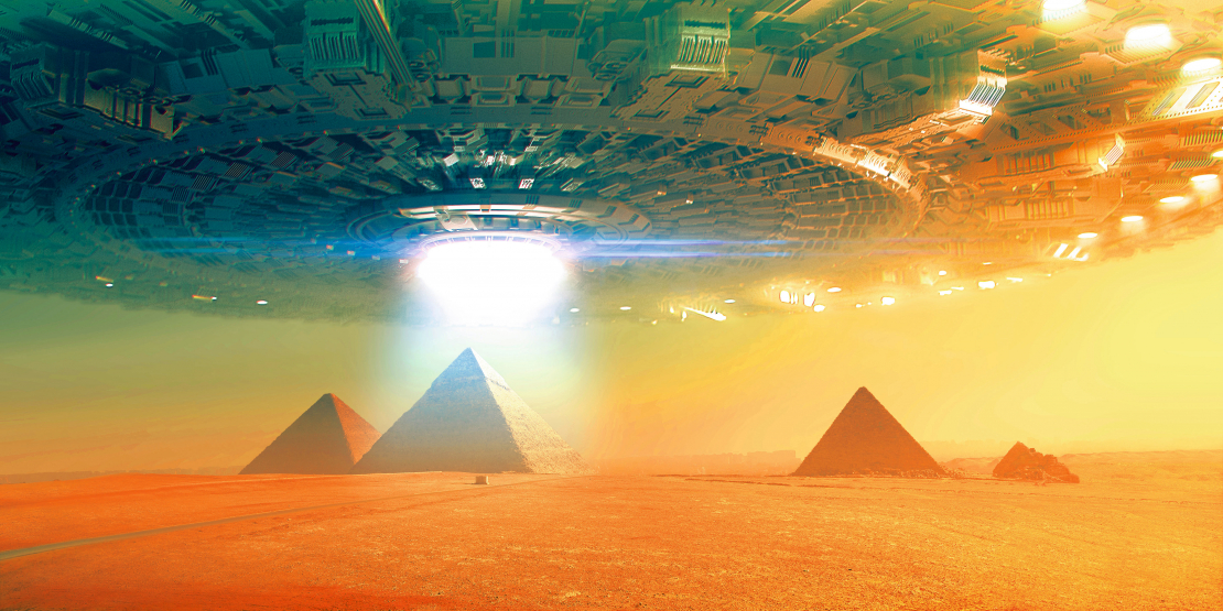 NLO virs piramīdām.