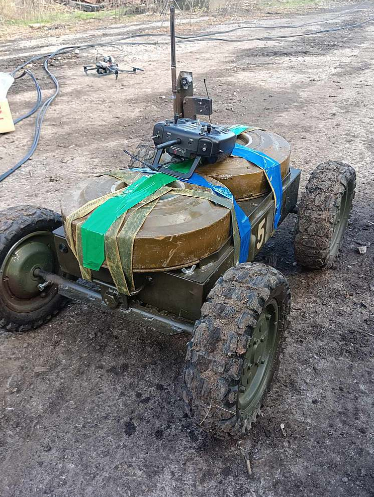 Pie drona piestiprinātas prettanku mīnas.