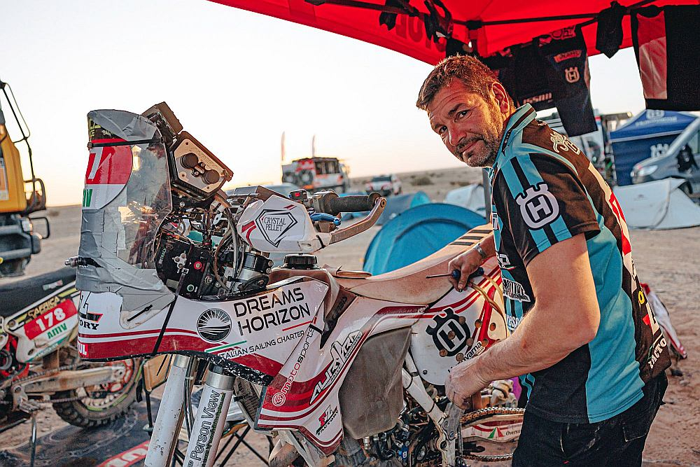 Stefano Kjusi "Africa Eco Race" rallijā pārstāvēja Latvijas Motosporta federāciju un sacensībās bija vienīgais dalībnieks no Latvijas.