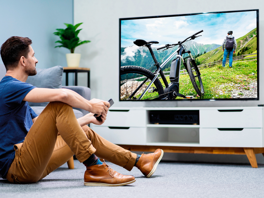 Pērkot jaunu televizoru, daudzi izvēlas to stiprināt pie sienas, lai telpā būtu mazāk mēbeļu.