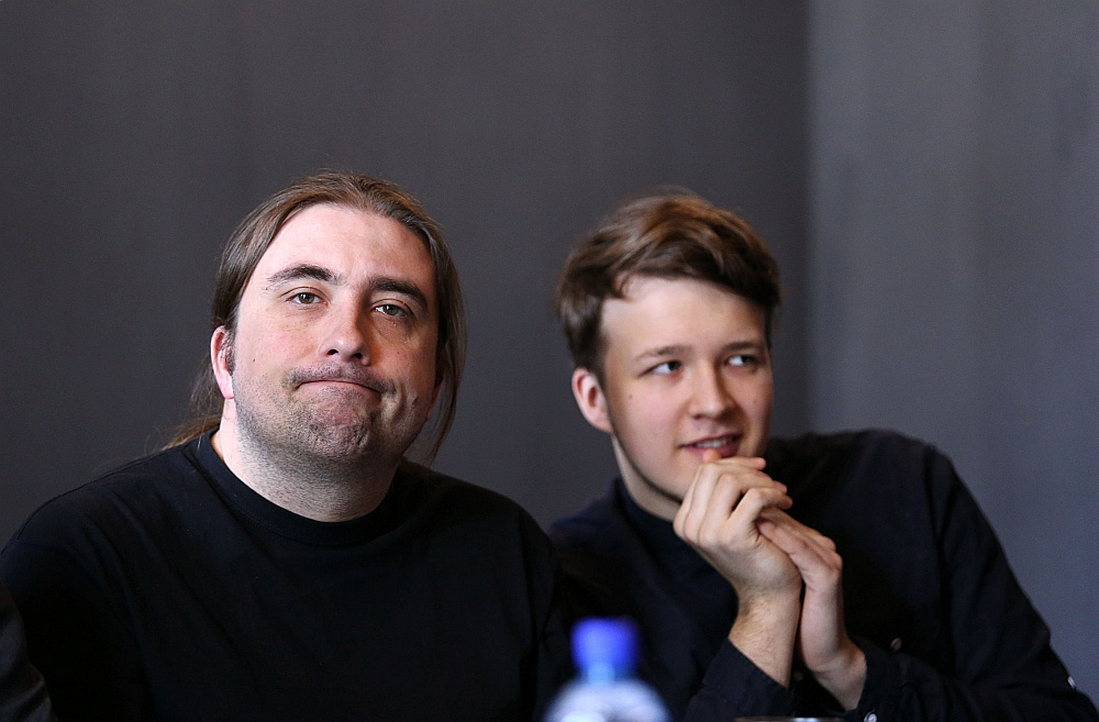 Artis Orubs (no kreisās) arī Spīķeru koncertzālē saistīja ar spēles virtuozajiem rakursiem, ritma izjūtas precizitāti un spēju iekļauties ansamblī. Attēlā: 2017. gadā kopā ar “Riga Jazz Stage” konkursa dalībnieku, ģitāristu Rihardu Gobu.