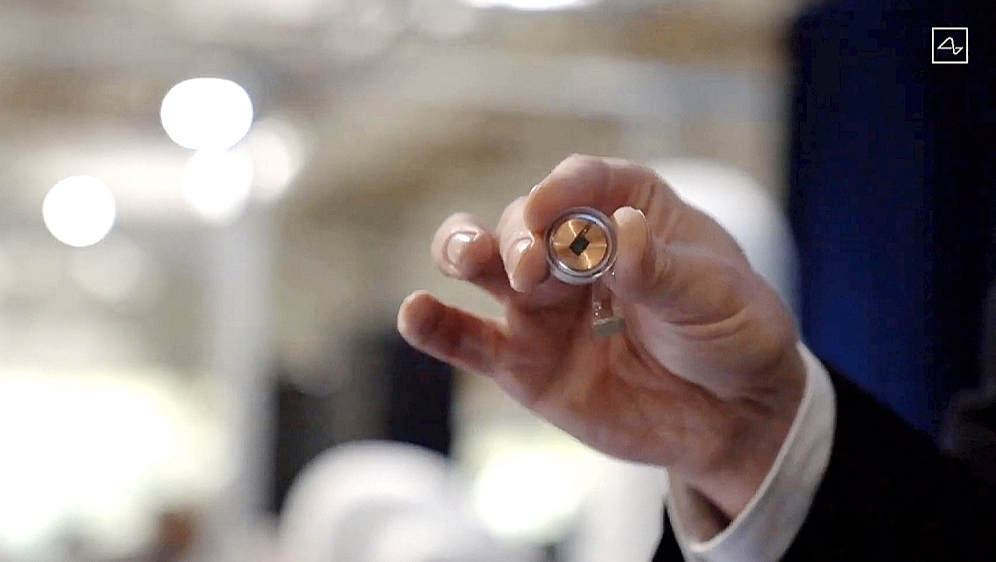Diskveida neiročips jeb smadzeņu implants "Neuralink".
