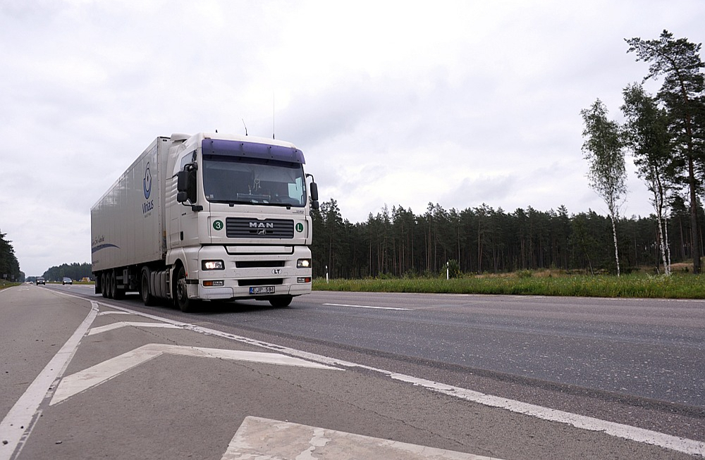 Kravas auto nu drīkst braukt mazliet ātrāk. Un citus kaitinās mazāk…