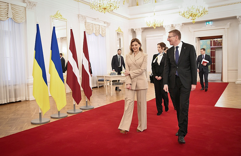 Latvijas Valsts prezidents Edgars Rinkēvičs kopā ar Ukrainas prezidenta kundzi Olenu Zelensku devušies nelielā ekskursijā pa Rīgas pili. Ukrainas delegācijai prezentēts audiogids ukraiņu valodā. Olena Zelenska aktīvi iestājas par informācijas ukraiņu valodā pieejamību kultūrvēsturiskās vietās visā pasaulē.
