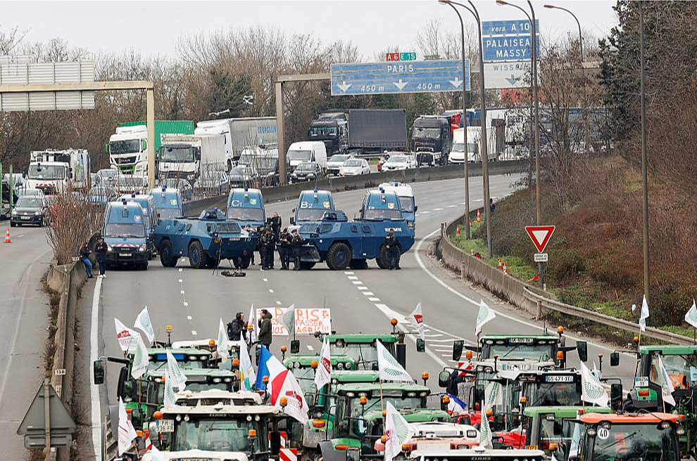 Francijas likumsargi Parīzes pievārtē nobloķējusi ceļu, pa kuru lauksaimnieki varētu nokļūt galvaspilsētā.