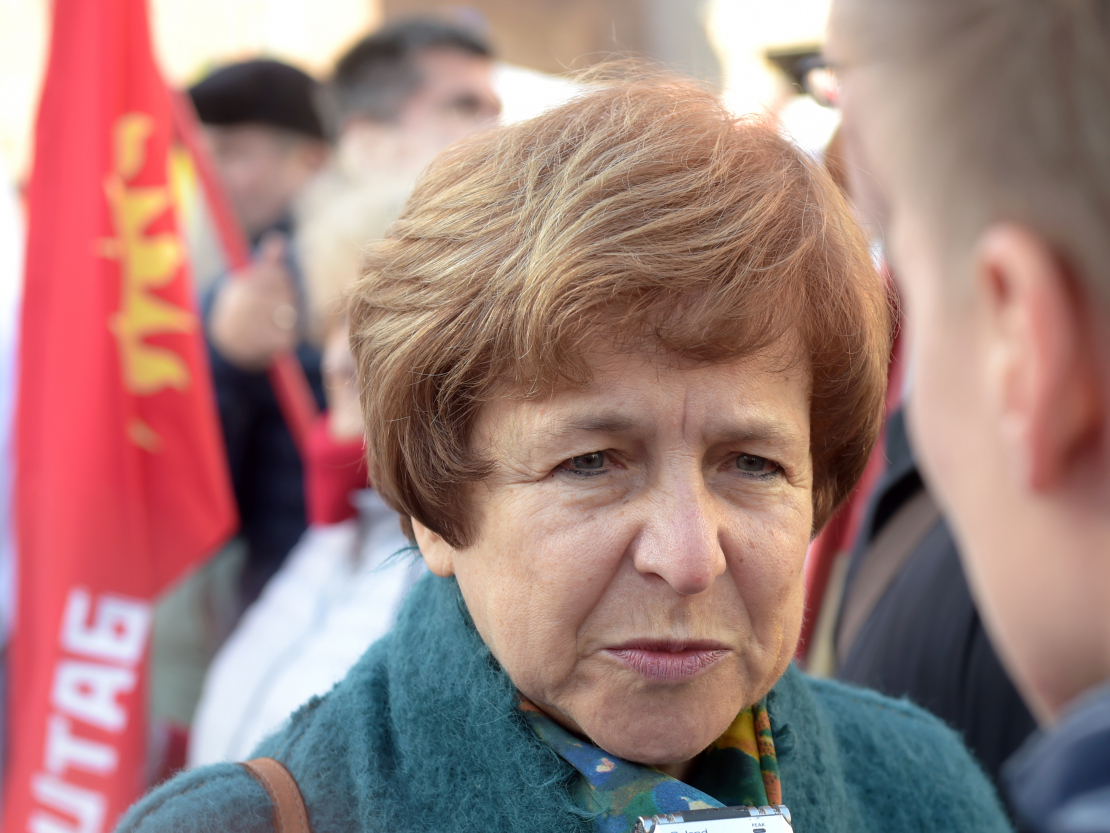 Latvijas Krievu savienības līdere Tatjana Ždanoka atbild uz žurnālistu jautājumiem.