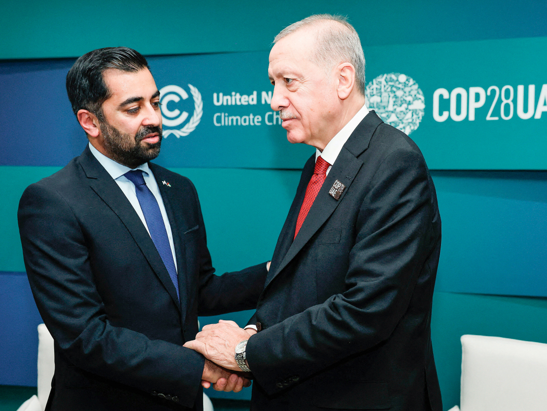 Humza Jusafs (pa kreisi) un Turcijas prezidents Redžeps Tajips Erdogans.