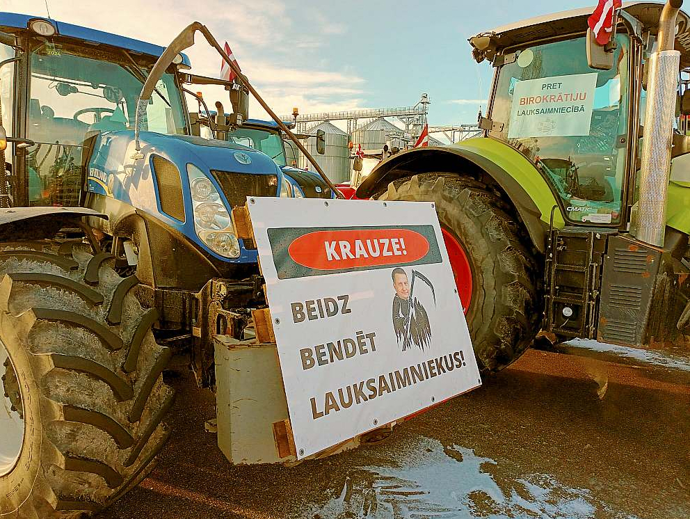 Uz lauksaimnieku protesta mītiņu Bauskas pievārtē bija ieradušies vismaz 120 traktori. Gandrīz uz visiem piestiprināti plakāti ar dažādiem saukļiem un prasībām.