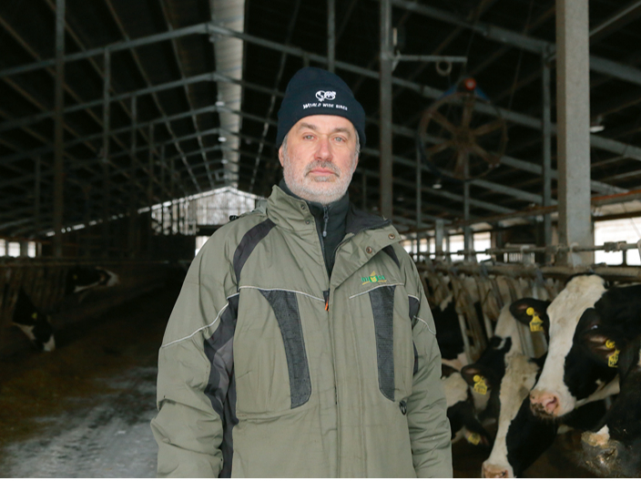 Jeru pagasta un Latvijas visražīgākā piena govju ganāmpulka saimnieks Aldis Kļaviņš uzsver – augsta izslaukuma sasniegšanai svarīgi ir daudzi nosacījumi, toskait ģenētika, lopbarība, labturība, menedžments. Saimnieks arī atzīst, ka viņam paveicās "pareizajā laikā satikt pareizos cilvēkus", ar to domājot Latvijā cienījamo veterinārijas profesionāli Egilu Juitinoviču.