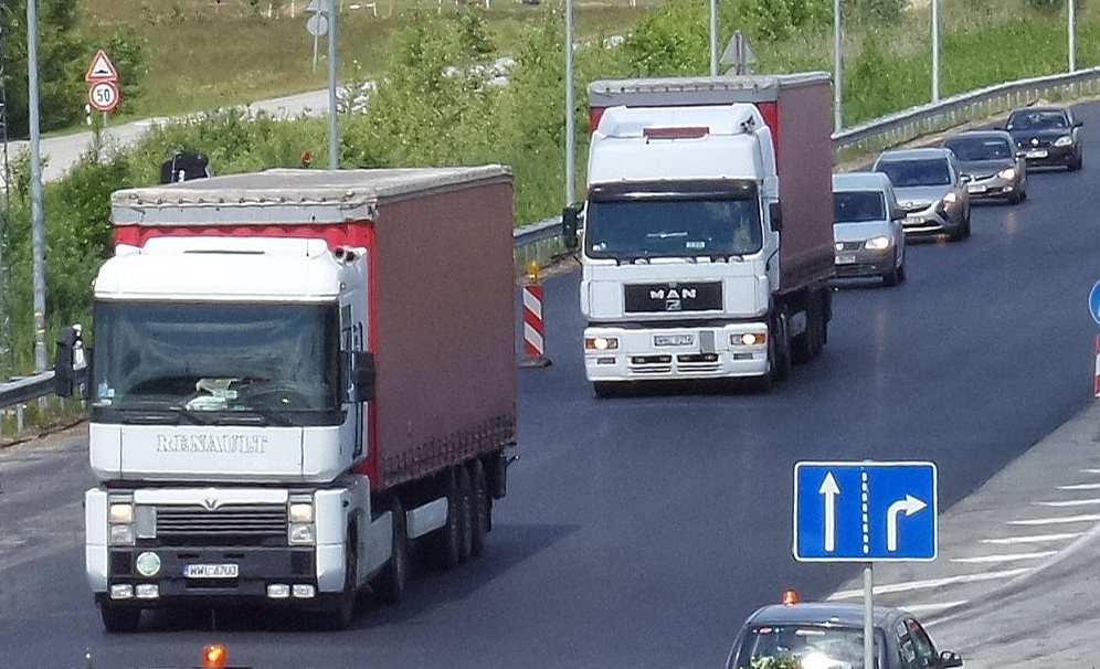 Divi smagie kā salipuši. Pārkāpums, kas bīstamāks par ātrumu, jo apdzīšanu padara trīskārt garāku.