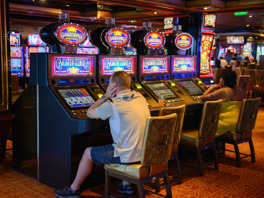 Jau pagājušā gadsimta 90. gadu sākumā Latvijas uzņēmēji aptvēra, ka ruletes, blekdžeka vai citu kāršu spēļu spēlētāju, kā arī dārgu kazino apmeklētāju loks vispār vienmēr būs ierobežots, tādēļ azartspēles jāpadara tuvākas tautai, un to var panākt tikai ar spēļu automātu palīdzību.