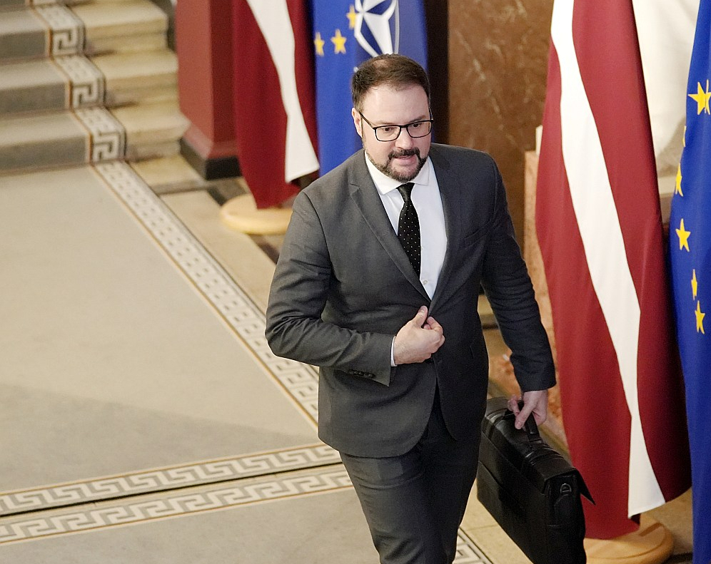 Satiksmes ministrs Kaspars Briškens gandrīz visas problēmas nozarē skaidro ar savu priekšgājēju atstāto mantojumu.
