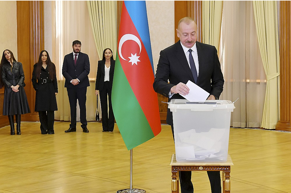 Azerbaidžānas prezidents Ilhams Alijevs un viņa ģimenes locekļi vēlēšanās nobalsoja Kalnu Karabahas pilsētā Hankendi (Stepanakertā).