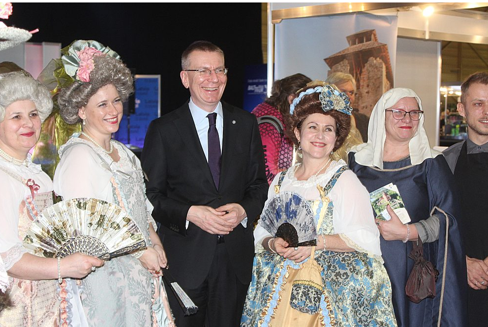 Pirmoreiz "Balttour" pastāvēšanas vēsturē tūrisma izstādi apmeklēja Valsts prezidents. Edgars Rinkēvičs iepazinās ar tūrisma piedāvājumiem Latvijas novados un piestāja arī pie mājražotājiem.