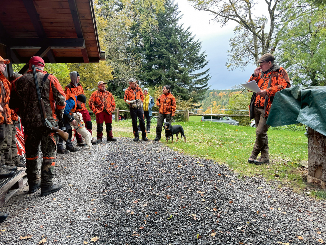 Dzinējmedībās Šveicē. Medību vadītājs skaidro, kāds būs plāns.
