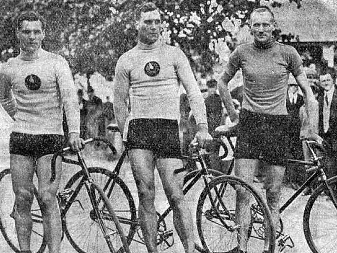 Velosacensību dalībnieki Rīgā 1923. gadā.