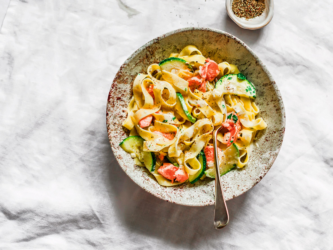 Makaroni ar kūpināta laša mērci.